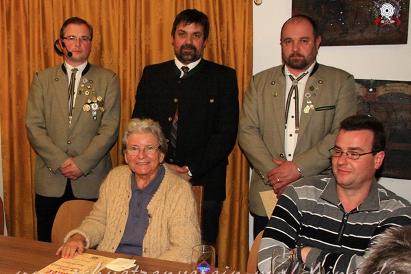 Schtzenmeister Riermeier (li. stehend) berreicht zusammen mit Brgermeister Hofer (hi. Mitte) und Hainzlmeier Wolfgang (hi. Rechts) Anni Ortbauer, eine der ltesten Schtzin (sitzend links) die Urkunde fr 20-jhrige Mitgliedschaft.