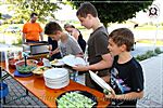 ... eröffnete den Grillabend mit Selbstbedienung ...