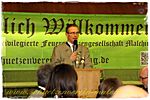 ... bei der Begrüßung fest ...