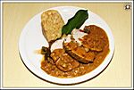 ... Schweinerückenbraten auf buntem Gemüse mit kräftiger Speckschwammerlsauce, dazu Serviettenknödel ...