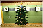 ... auf diesen ca. 1,80 m großen Christbaum wurde geschossen ...