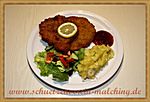... Gebackenes Surschnitzel in der süßen Senf-Semmelpanade mit Preiselbeeren, Kartoffel- und gemischter Salat ...