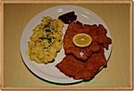 Schnitzel mit Kartoffelsalat und Preiselbeeren oder