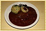 ... Rehgulasch mit Waldpilze, Blaukraut dazu Bärlauchsemmelknödel und Preiselbeerbirne ...