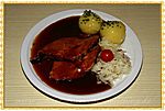 ... Surbraten mit dunkler Biersoße, Speckkrautsalat und Kartoffelknödel ...